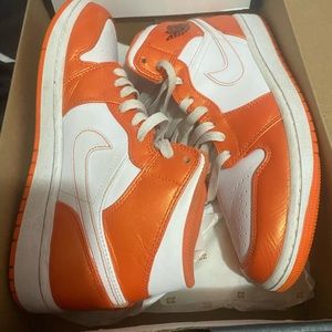 electro orange and whit jordan 1 mid se,size 8